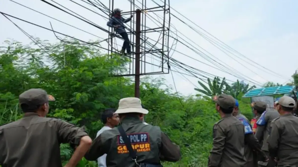 Pemerintah Kabupaten Karawang terus mendorong penataan wajah kota melalui penertiban reklame yang sudah tidak