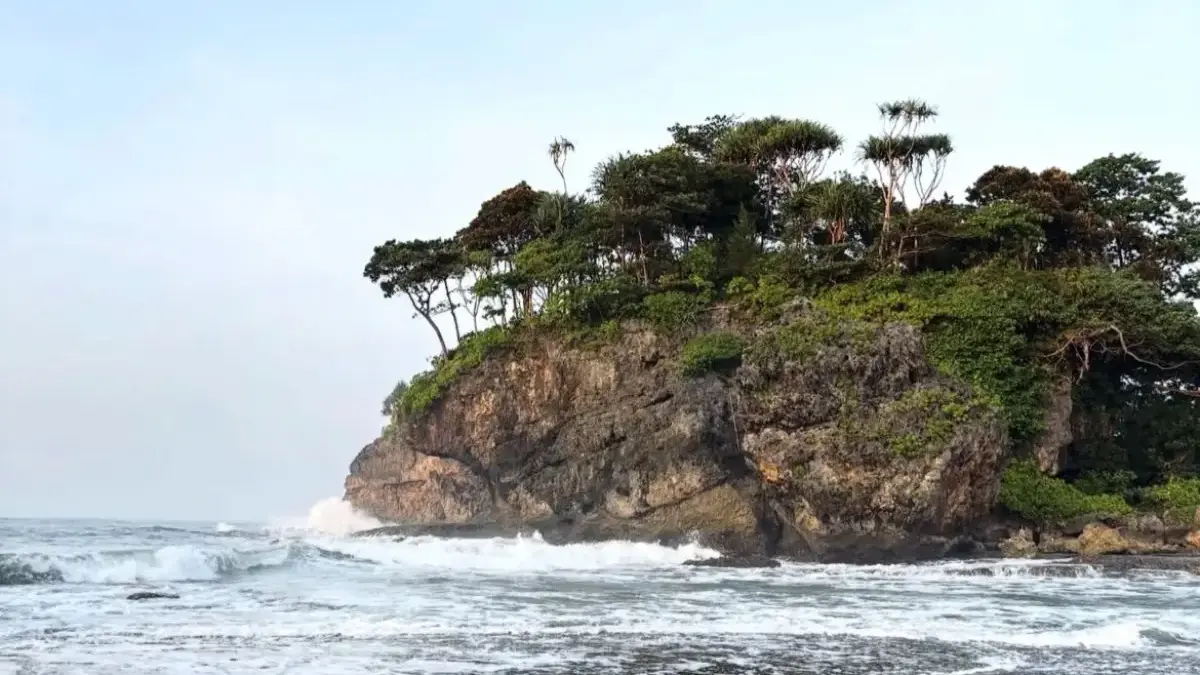 Tak Perlu Jauh-jauh ke Bali! Ternyata di Jawa Barat Ada Pantai Lebih Indah dan Hanya 7 Jam dari Karawang kawasan Pantai Batu Karas