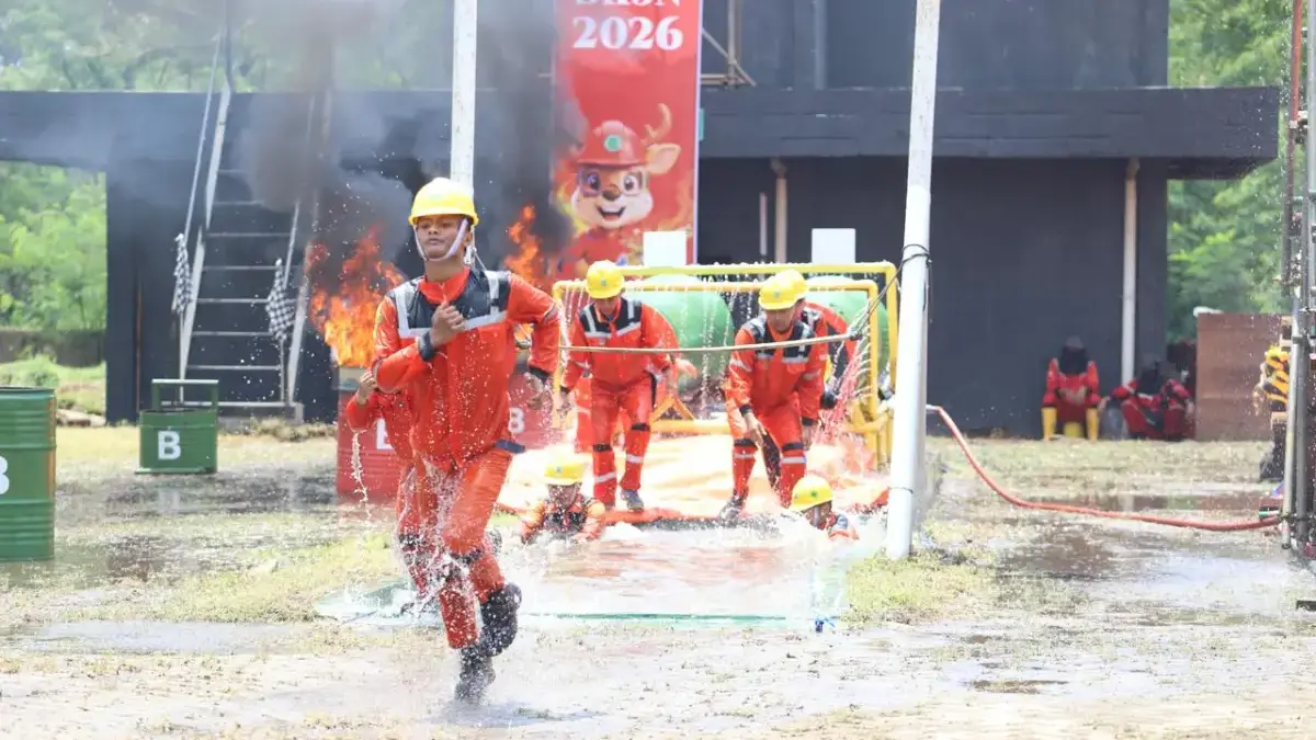 Karyawan dan masyarakat saat mengikuti hose drill di Pupuk Kujang Cikampek