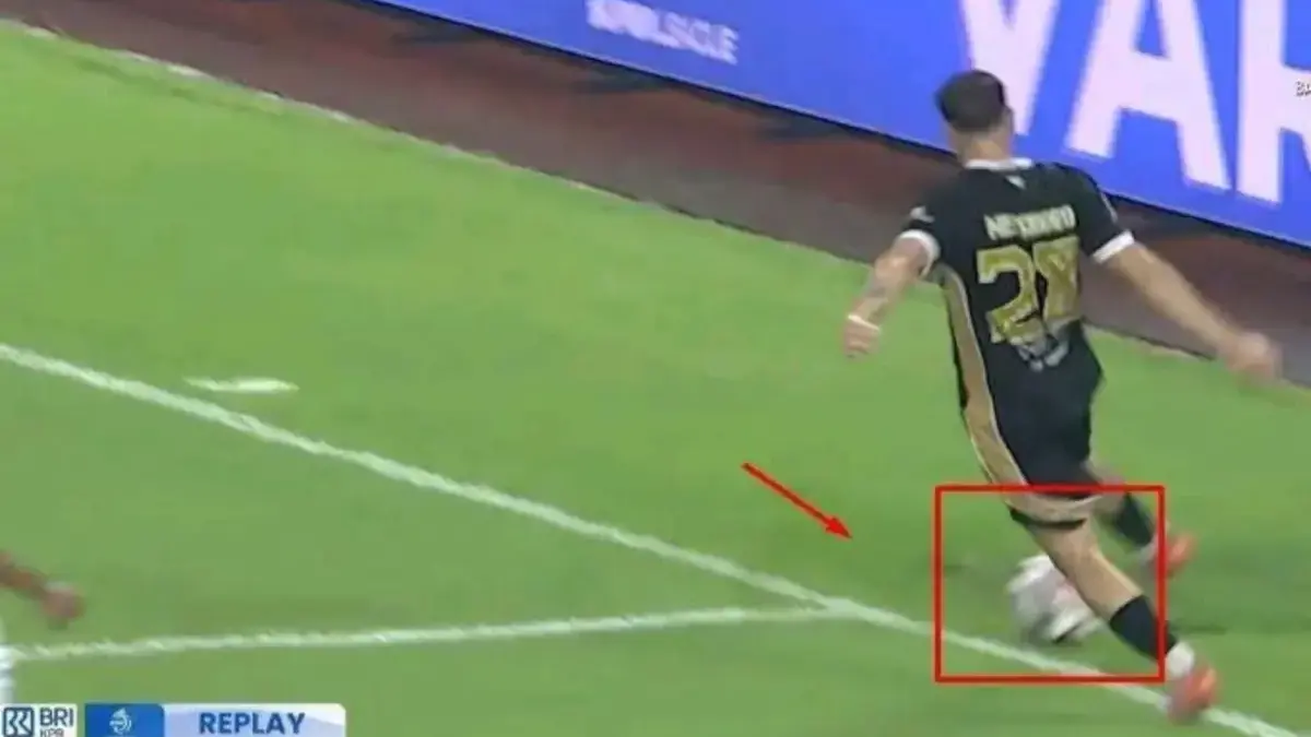 Bola sudah jelas keluar lapangan ketika diambil oleh Messidoro