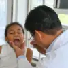 Dokter sedang meriksa gigi anak kecil