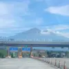 Gerbang Tol Kota salatiga dengan keindahan Gunung Merbabu