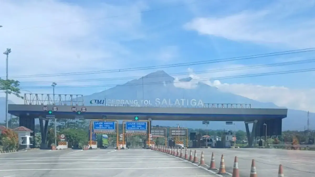 Gerbang Tol Kota salatiga dengan keindahan Gunung Merbabu