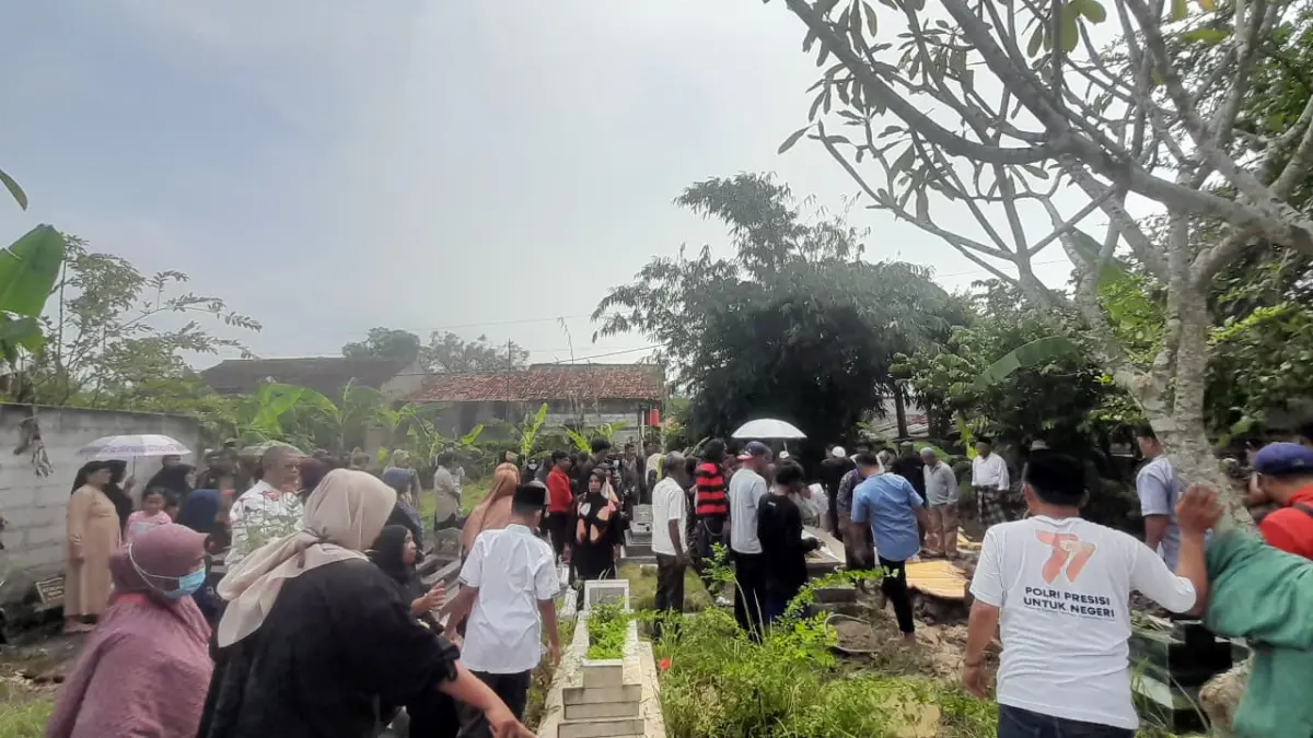 Suasana duka salah satu korban meninggal dunia dalam kecelakaan KA di Cikarang