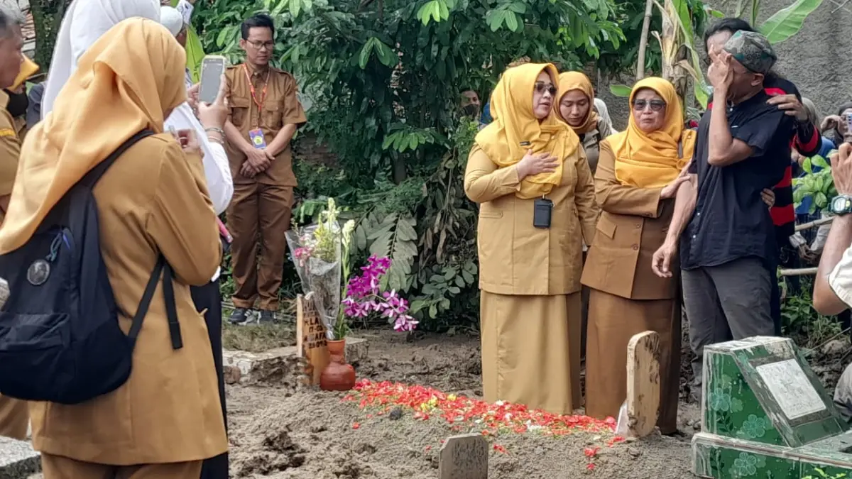 Pemakaman korban guru Nurlaela dengan suasana duka mendalam usai menjadi korban kecelakaan KRL