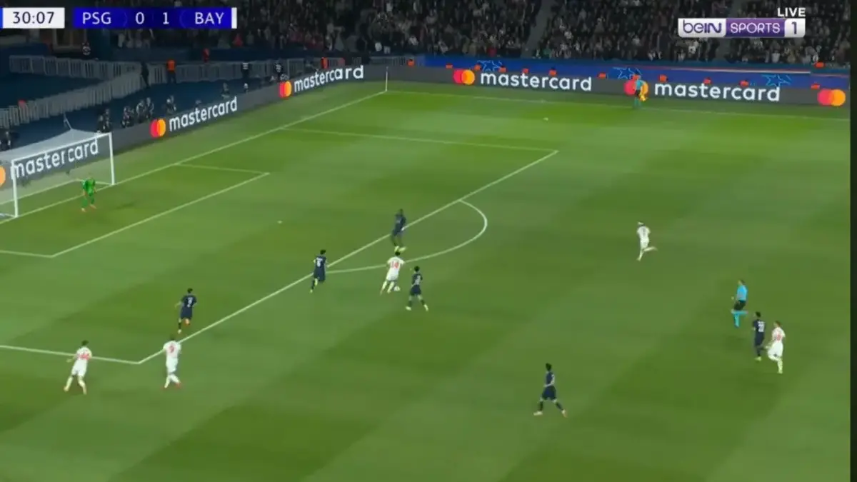 Paris Saint-Germain melawan Bayern Munich.