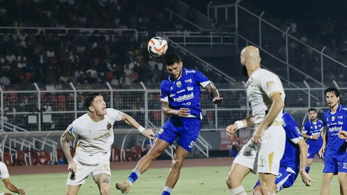 gol penyama kedudukan Persib melalui sundulan Berguinho