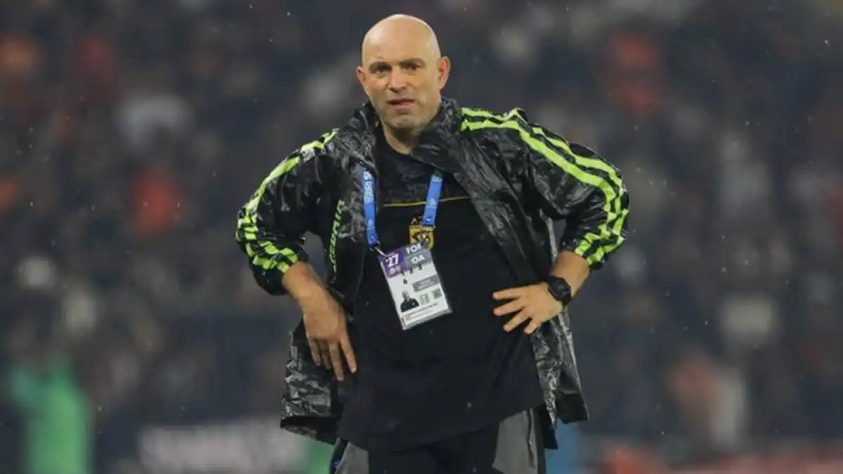 Tavares Soroti Masalah Lini Belakang Persebaya: Terlalu Mudah Kebobolan Bernardo Tavares