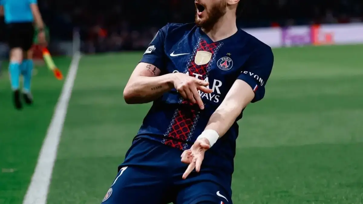 Khvicha Kvaratskhelia saat melakukan selebrasi