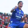 Selebrasi Adam Alis saat mencetak gol