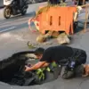Lubang Besar di Jalan Inspeksi Kalimalang