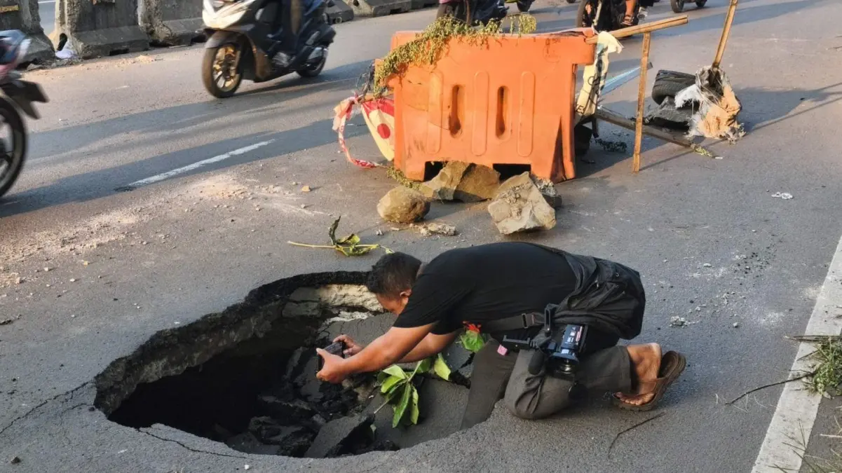 Lubang Besar di Jalan Inspeksi Kalimalang
