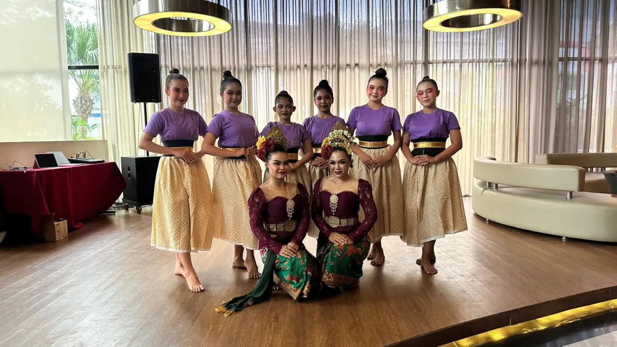 Pertunjukan seni budaya tradisional melalui kolaborasi bersama Sanggar Tari Ratu Kanaya.