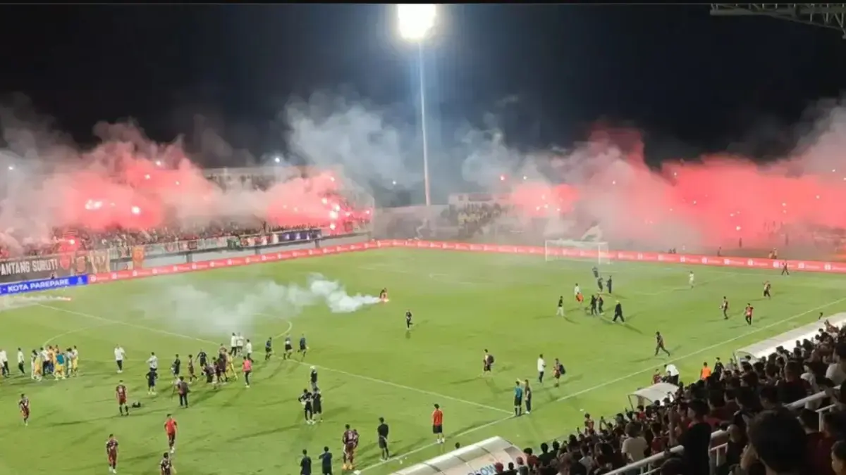 Pertandingan PSM vs Persib Berakhir Ricuh