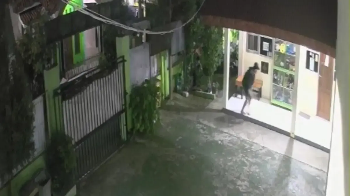 pencuri sekolah
