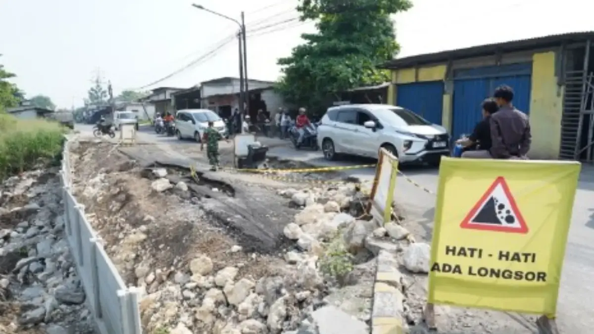 Para Kades dan Camat Ngeluh, Pembangunan Infrastruktur di Kabupaten Bekasi Tersendat jalan rusak