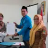 Hamida saat menyerahkan berkas pendaftaraan Bakal Calon Anggota BPD Sukadami.