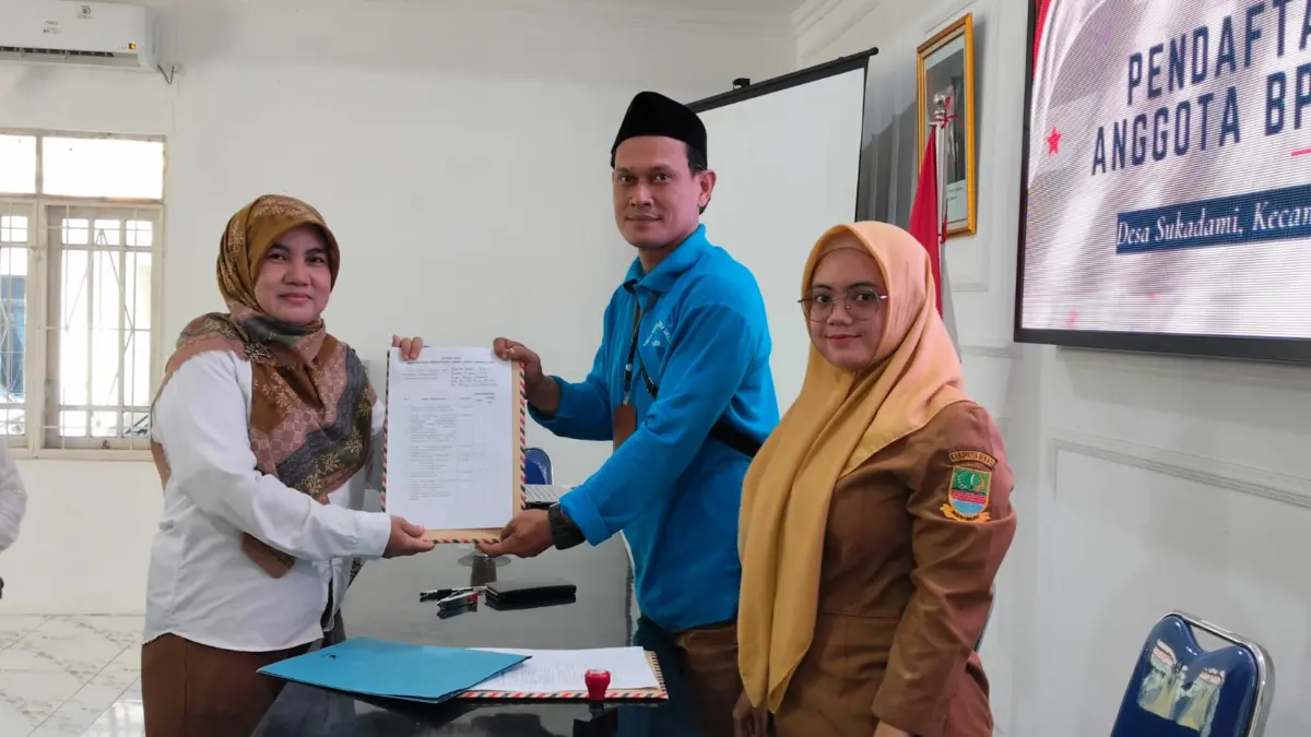 Hamida saat menyerahkan berkas pendaftaraan Bakal Calon Anggota BPD Sukadami.