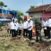 Bupati Karawang Aep Syaepuloh bersama jajaran Forkopimda melakukan peletakan batu pertama rumah lansia