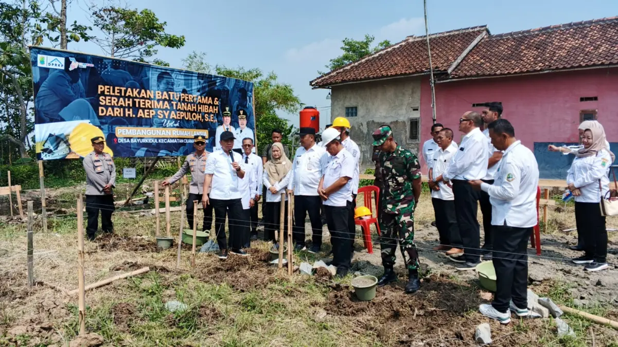 Bupati Karawang Aep Syaepuloh bersama jajaran Forkopimda melakukan peletakan batu pertama rumah lansia