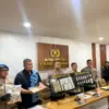 Kapolres Karawang bersama Bupati Karawang menunjukkan alat bukti