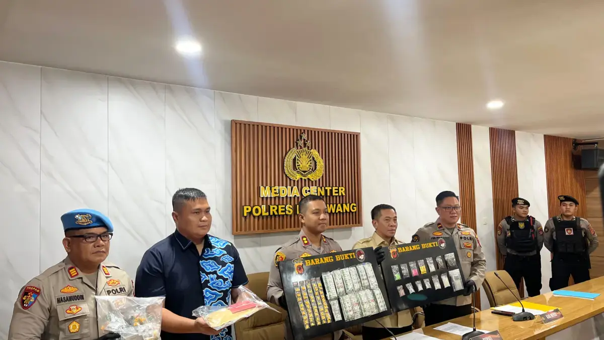 Kapolres Karawang bersama Bupati Karawang menunjukkan alat bukti