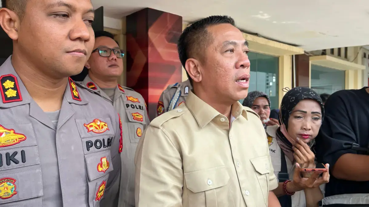 Bupati Karawang, Aep Syaepuloh bersama Kapolres Karawang saat diwawancara oleh awak media.