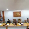 Kapolres Karawang bersama Bupati Karawang menggelar konferensi pers terkait pengungkapan pembunuhan batujaya