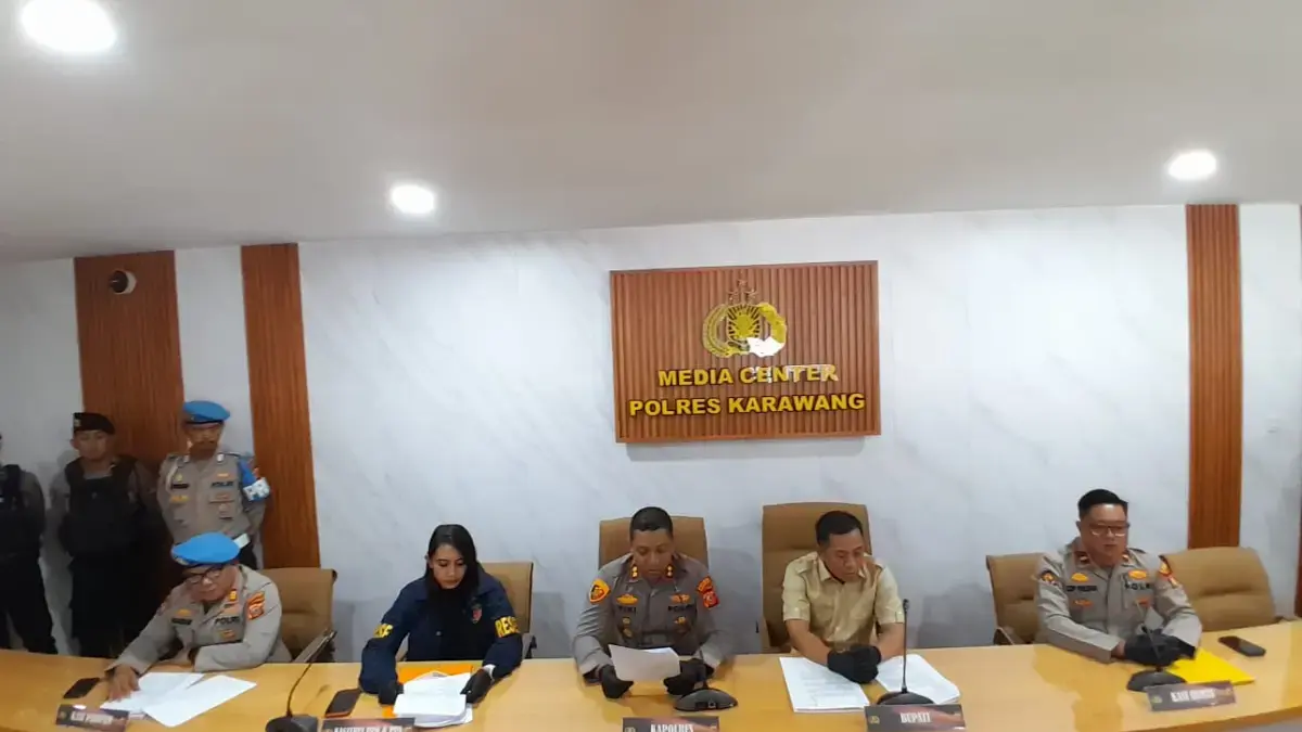 Kapolres Karawang bersama Bupati Karawang menggelar konferensi pers terkait pengungkapan pembunuhan batujaya