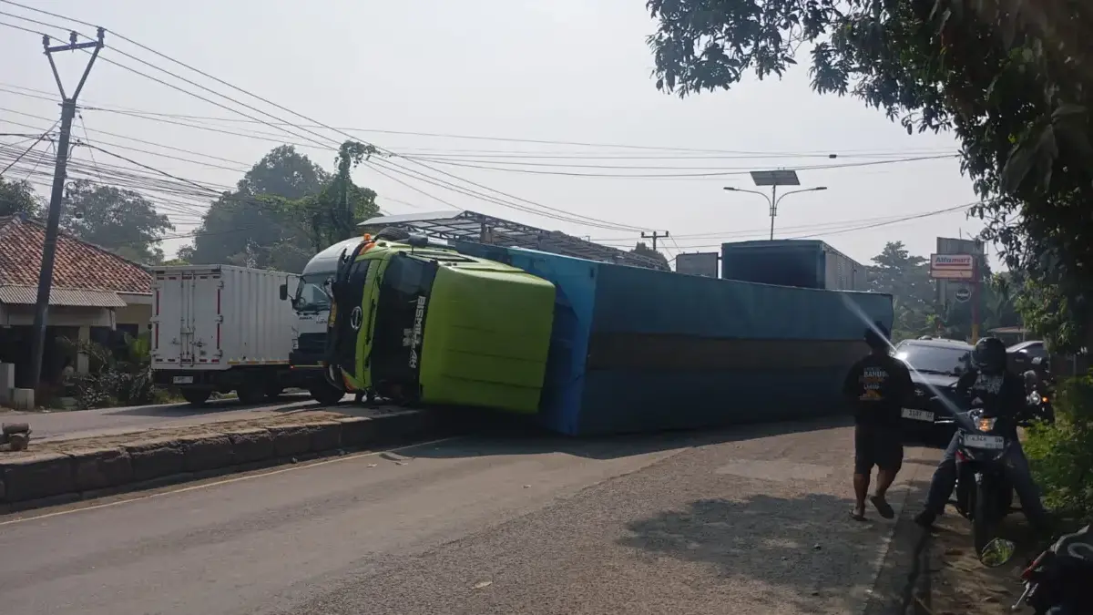 Kecelakaan tunggal terjadi di Jalan Raya Jatisari, tepatnya di wilayah Desa Balonggandu, Kecamatan Jatisari