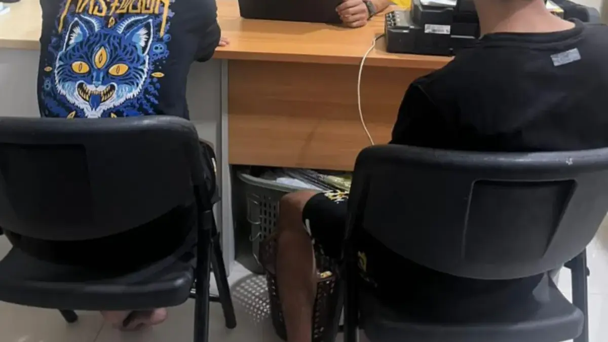 Nekat Edarkan Ribuan Pil Obat Keras Lewat Metode COD, Empat Pelaku Dibekuk Satresnarkoba Polres Karawang Satresnarkoba Polres Karawang kembali menunjukkan komitmennya dalam memerangi peredaran obat keras ilegal. Den