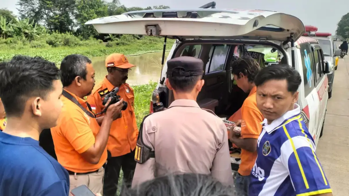 Tim SAR Gabungan akhirnya berhasil mengevakuasi korban tenggelam di sekitar Jembatan BTT (Bendung Tarum Timur