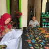 Duka di Balik Canting: Kisah Keluarga Menghidupkan Jiwa Batik Karawang Setelah Kehilangan Anak