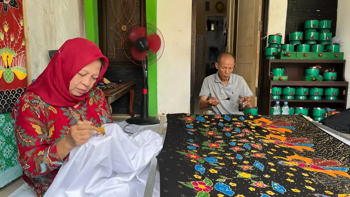 Duka di Balik Canting: Kisah Keluarga Menghidupkan Jiwa Batik Karawang Setelah Kehilangan Anak