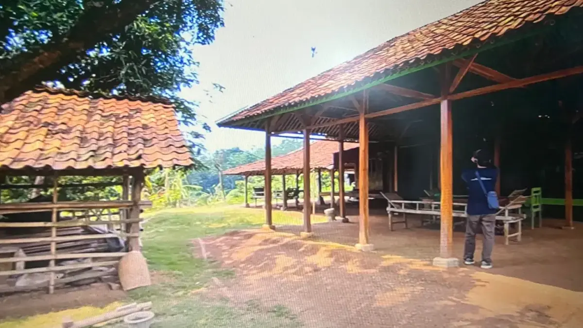 Rumah Panggung Kayu di megahnya Industri Cikarang