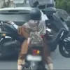 Aksi Emak-emak Nekat Angkut Motor Listrik Pakai Motor