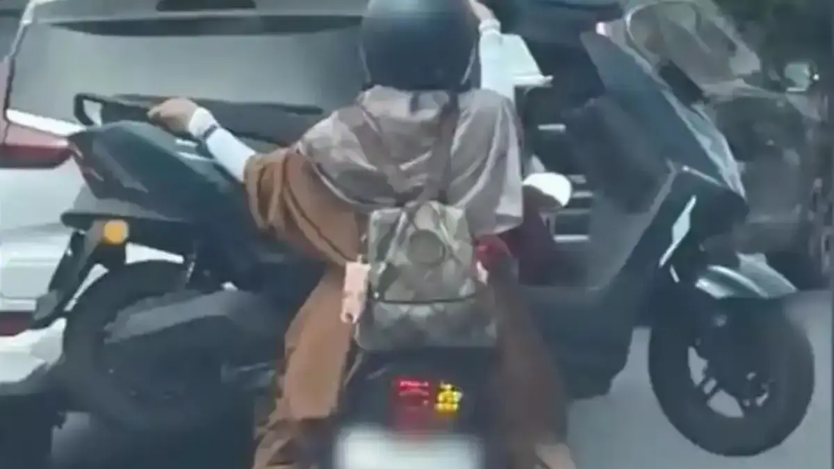 Aksi Emak-emak Nekat Angkut Motor Listrik Pakai Motor