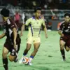 Pemain Persib Bandung Beckham Putra dijaga ketat oleh pemain PSM
