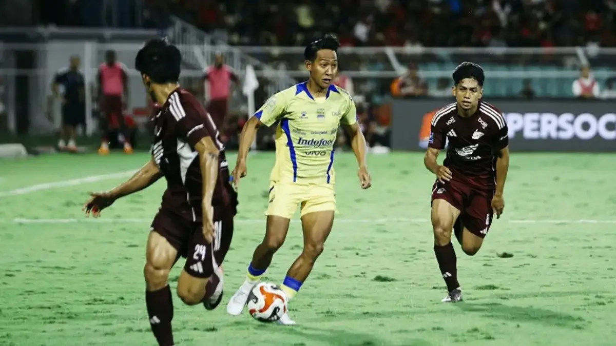 Pemain Persib Bandung Beckham Putra dijaga ketat oleh pemain PSM