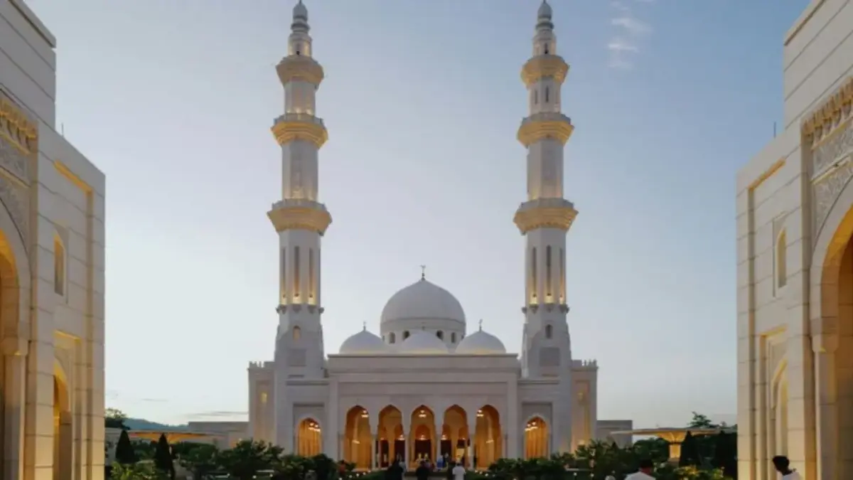 Hari Jumat memiliki kedudukan yang sangat istimewa dalam ajaran Islam