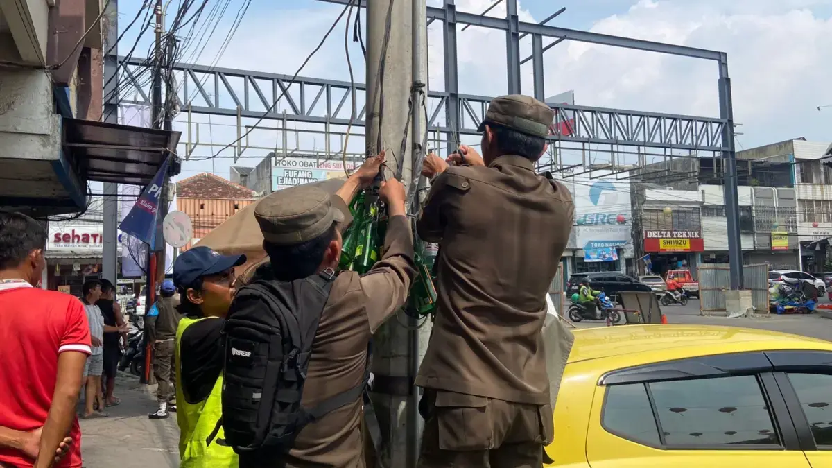 Satpol PP Karawang bersihkan botol