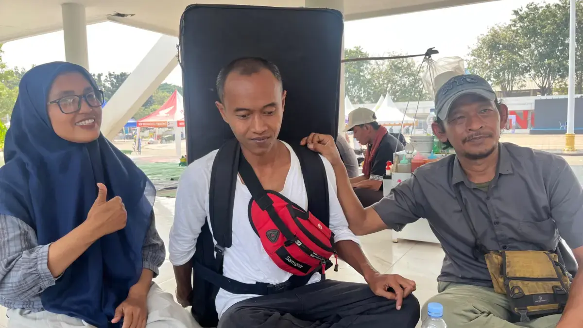 Keterbatasan fisik tidak menjadi penghalang bagi Endar, seorang musisi asal Karawang, untuk mengejar mimpinya