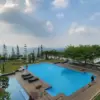 Hidden Valley Hills menghadirkan konsep resort bernuansa Eropa klasik yang berdiri di tengah alam pegunungan