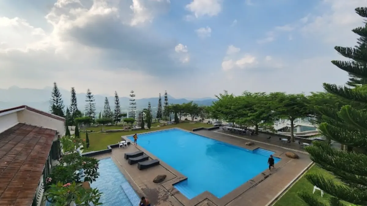 Hidden Valley Hills menghadirkan konsep resort bernuansa Eropa klasik yang berdiri di tengah alam pegunungan