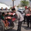 Kapolres Karawang dan Taruna Akpol Bagikan Ratusan Nasi Kotak saat Jumat Berkah.