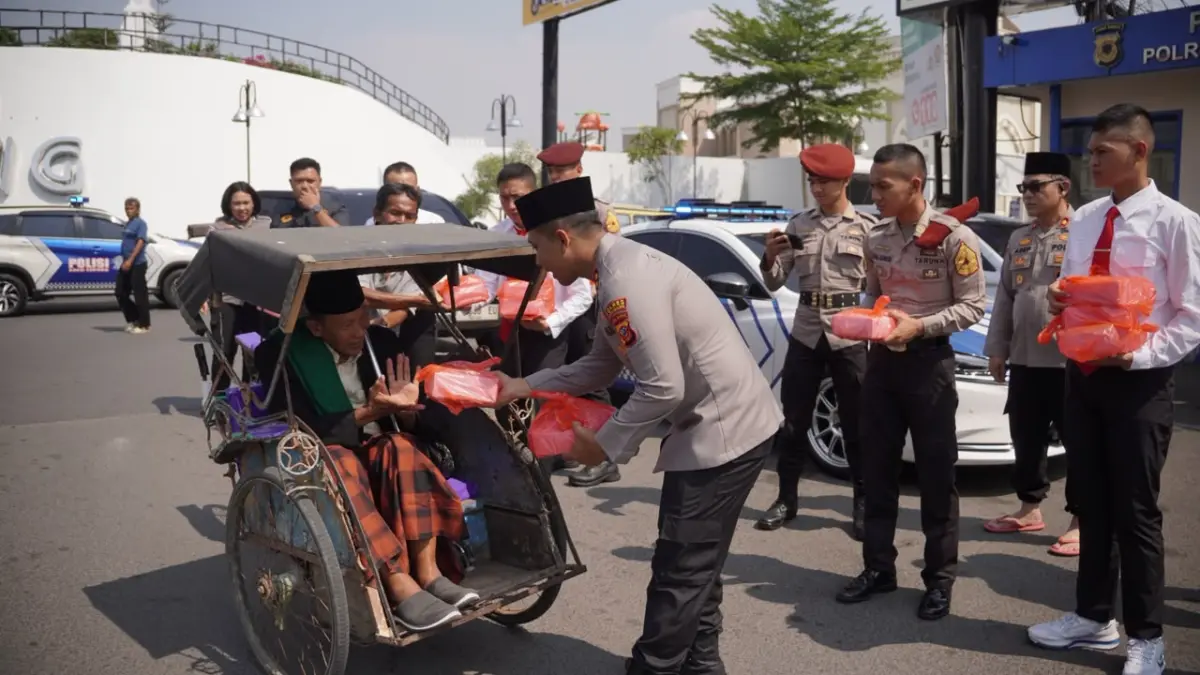 Kapolres Karawang dan Taruna Akpol Bagikan Ratusan Nasi Kotak saat Jumat Berkah.