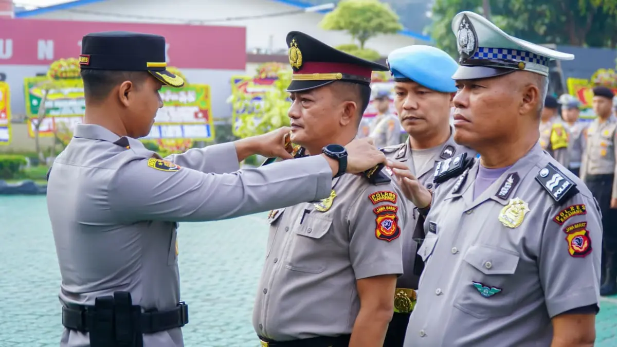 75 Personel Polres Karawang Resmi Naik Pangkat