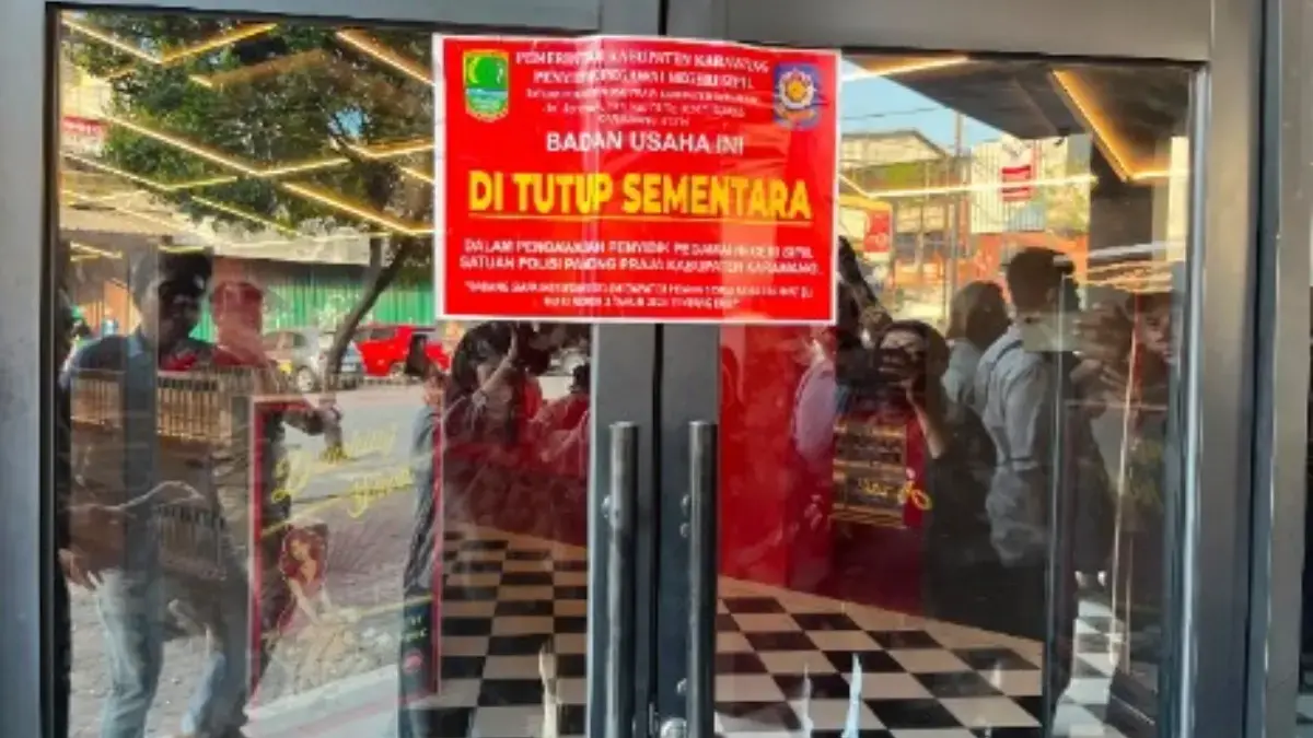 Nauzubillah, Gempar Pesta Kaum Homreng, Satpol PP Karawang Segel Theatre Night Mart di Jalan Tuparev Theatre Night Mart di Jalan Tuparev.