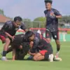 Selebrasi pemain Persika 1951 usai mencetak gol ke gawang Persindra Indramayu