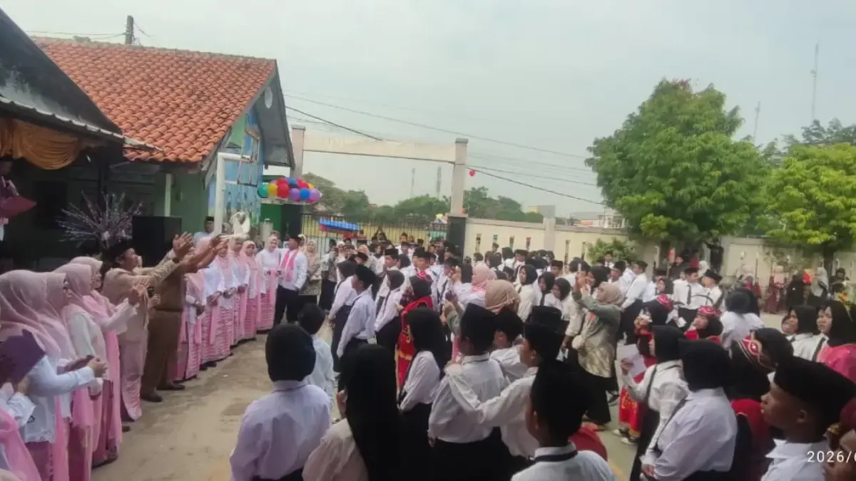 Harunya Perpisahan SDN Wanasari 01, Kepala Sekolah Titip Pesan: Jangan Tinggalkan Teman yang Kesulitan Suasana haru dan penuh kebahagiaan mewarnai acara Perpisahan dan Pelepasan Siswa-Siswi Kelas VI SDN Wanasari 0